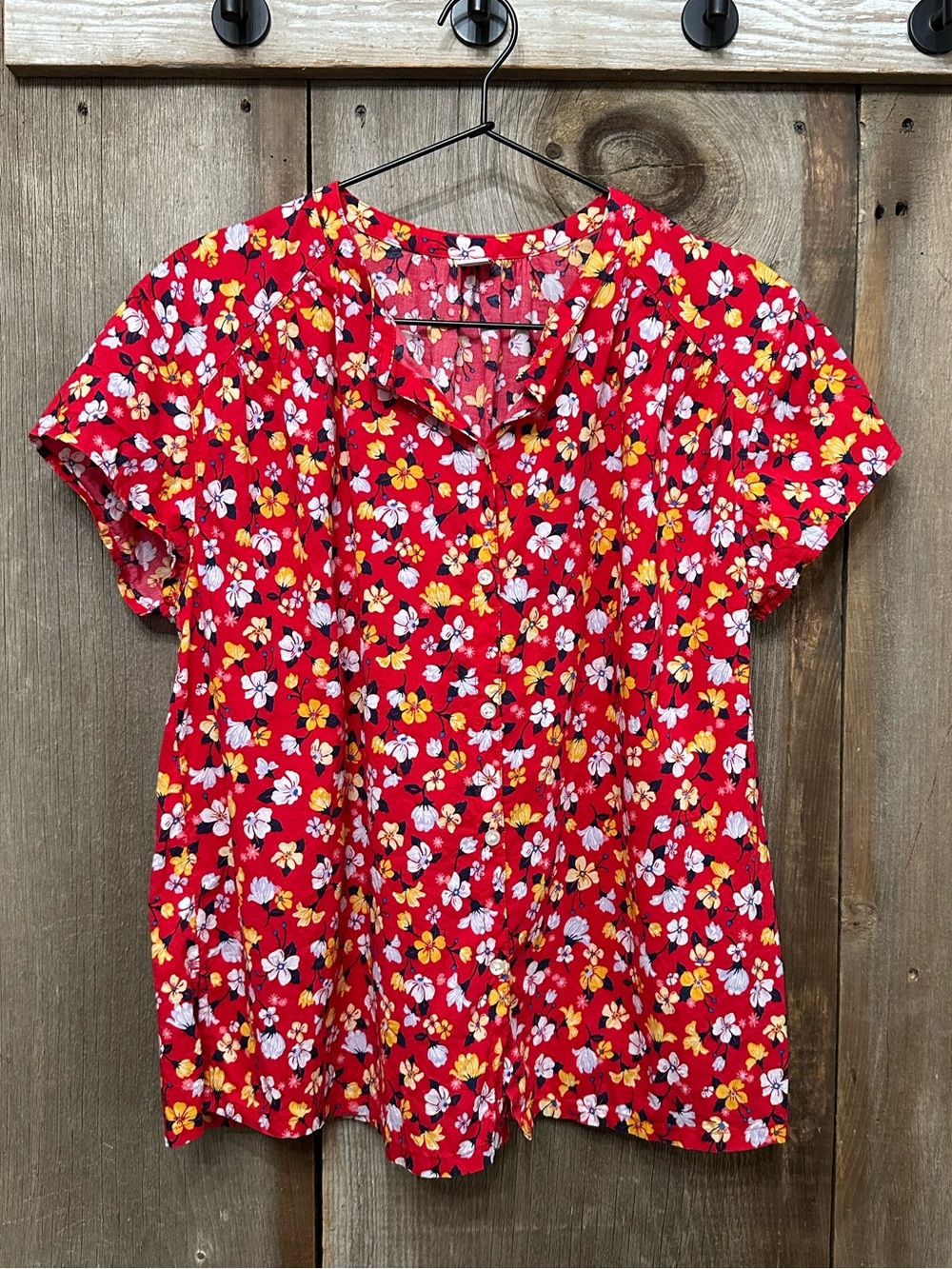 Old Navy Short Sleeve Casual Button Up Shirt in Red Floral Size Medium Women’s